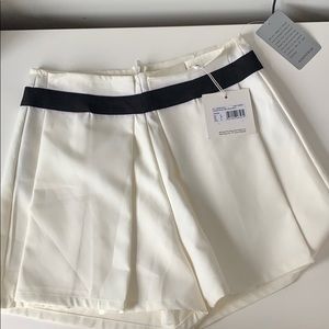 Tailored short with black band